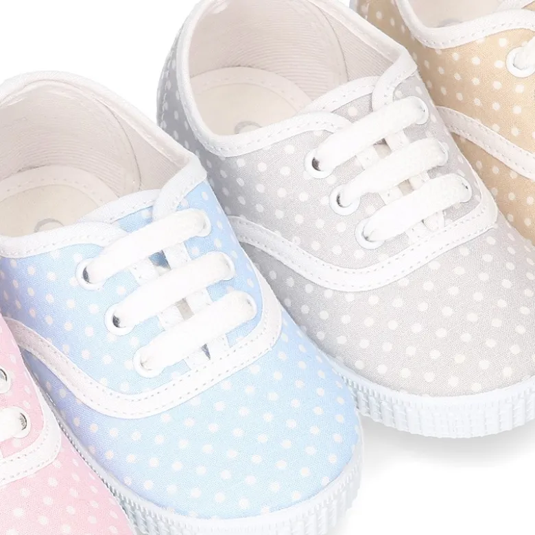 Bamba en lona con cordones y estampado lunares en pasteles.