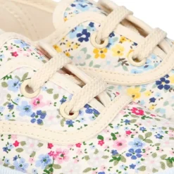 Bamba en lona con cordones y FLORES.
