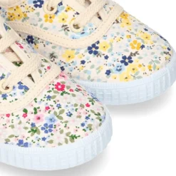 Bamba en lona con cordones y FLORES.