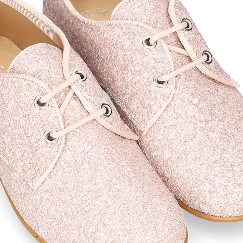 Blucher clásico estilizado con cordones en GLITTER NUDE.