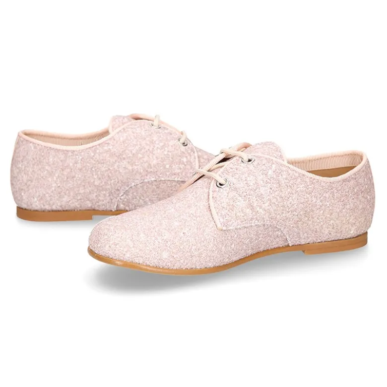 Blucher clásico estilizado con cordones en GLITTER NUDE.