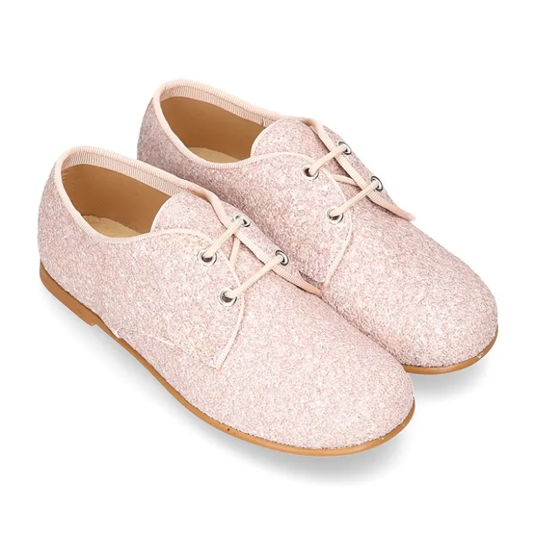 Blucher clásico estilizado con cordones en GLITTER NUDE.