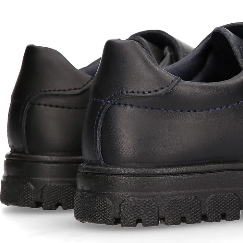 Blucher colegial niño OKAA sin cordones con suela de goma dentada en piel lavable.