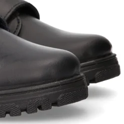 Blucher colegial niño OKAA sin cordones con suela de goma dentada en piel lavable.