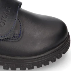Blucher colegial niño OKAA sin cordones con suela de goma dentada en piel lavable.