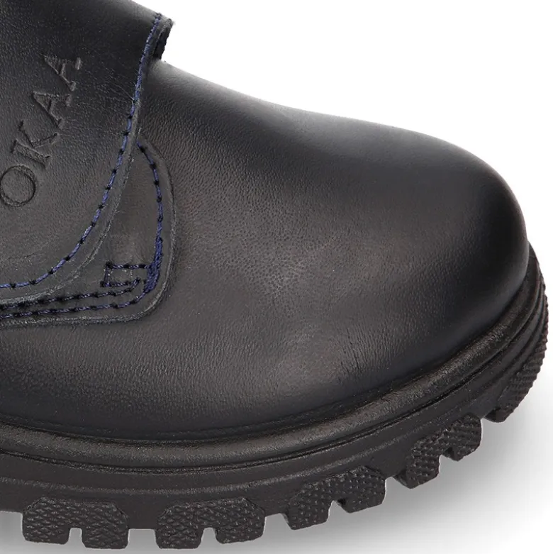 Blucher colegial niño OKAA sin cordones con suela de goma dentada en piel lavable.