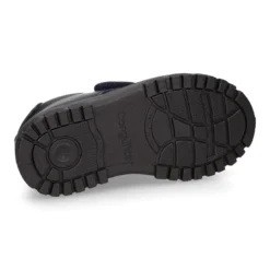 Blucher colegial niño OKAA sin cordones con suela de goma dentada en piel lavable.