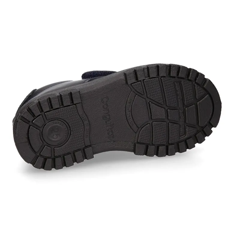 Blucher colegial niño OKAA sin cordones con suela de goma dentada en piel lavable.