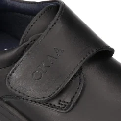 Blucher colegial niño OKAA sin cordones con suela de goma dentada en piel lavable.