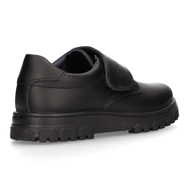 Blucher colegial niño OKAA sin cordones con suela de goma dentada en piel lavable.