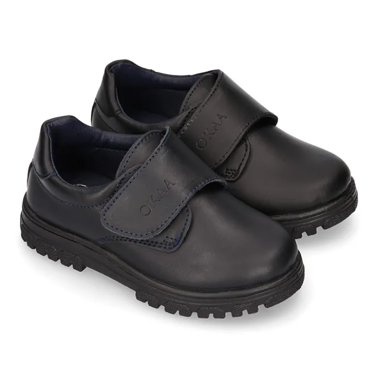 Blucher colegial niño OKAA sin cordones con suela de goma dentada en piel lavable.