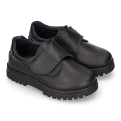 Blucher colegial niño OKAA sin cordones con suela de goma dentada en piel lavable.