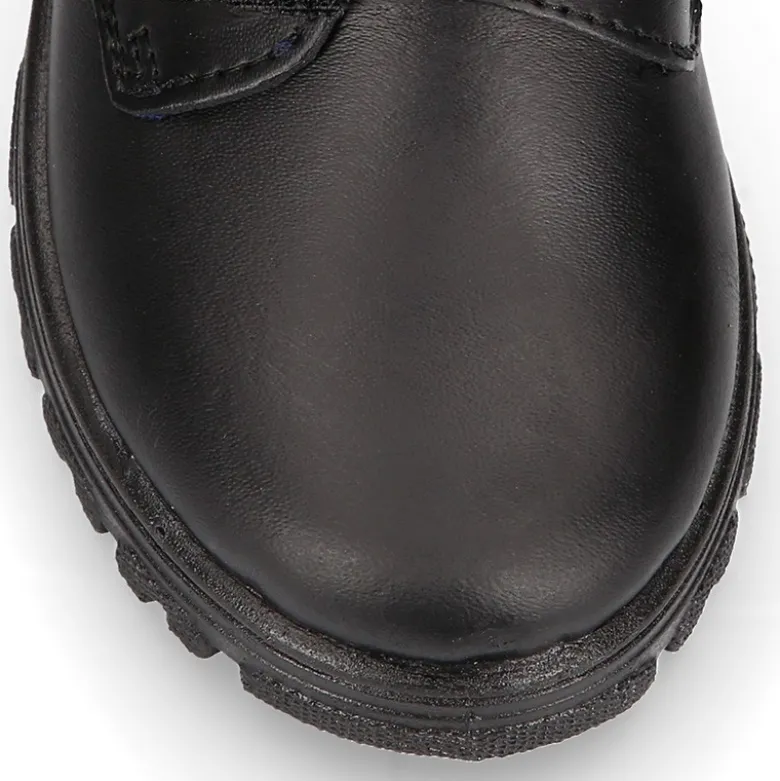 Blucher colegial niño OKAA sin cordones con suela de goma dentada en piel lavable.