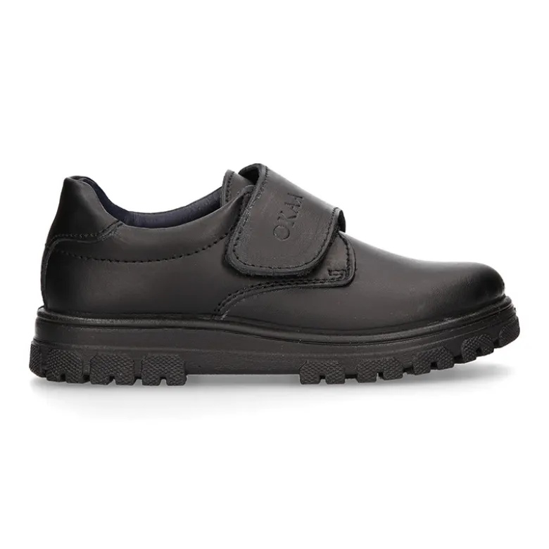 Blucher colegial niño OKAA sin cordones con suela de goma dentada en piel lavable.
