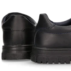 Blucher colegial niño OKAA sin cordones con suela de goma dentada en piel lavable.