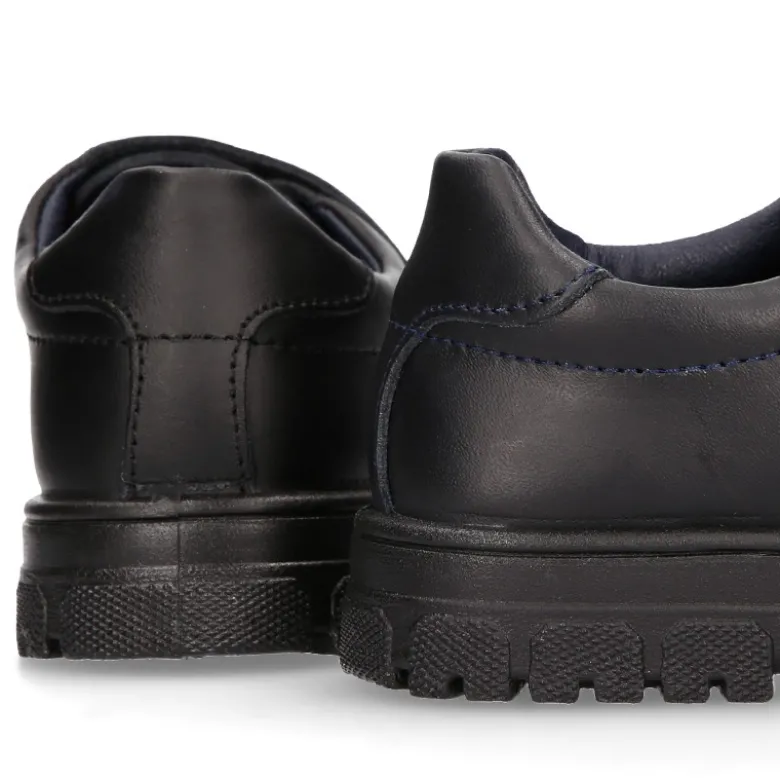 Blucher colegial niño OKAA sin cordones con suela de goma dentada en piel lavable.