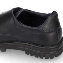 Blucher colegial niño OKAA sin cordones con suela de goma dentada en piel lavable.