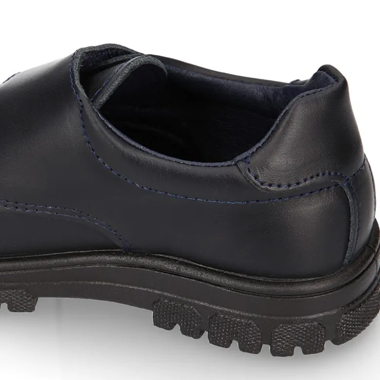 Blucher colegial niño OKAA sin cordones con suela de goma dentada en piel lavable.