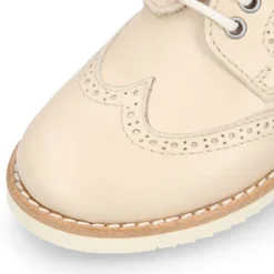 Blucher niño ceremonia con cordones en piel napa beige.
