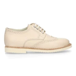 Blucher niño ceremonia con cordones en piel napa beige.