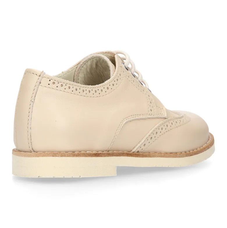 Blucher niño ceremonia con cordones en piel napa beige.