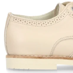 Blucher niño ceremonia con cordones en piel napa beige.