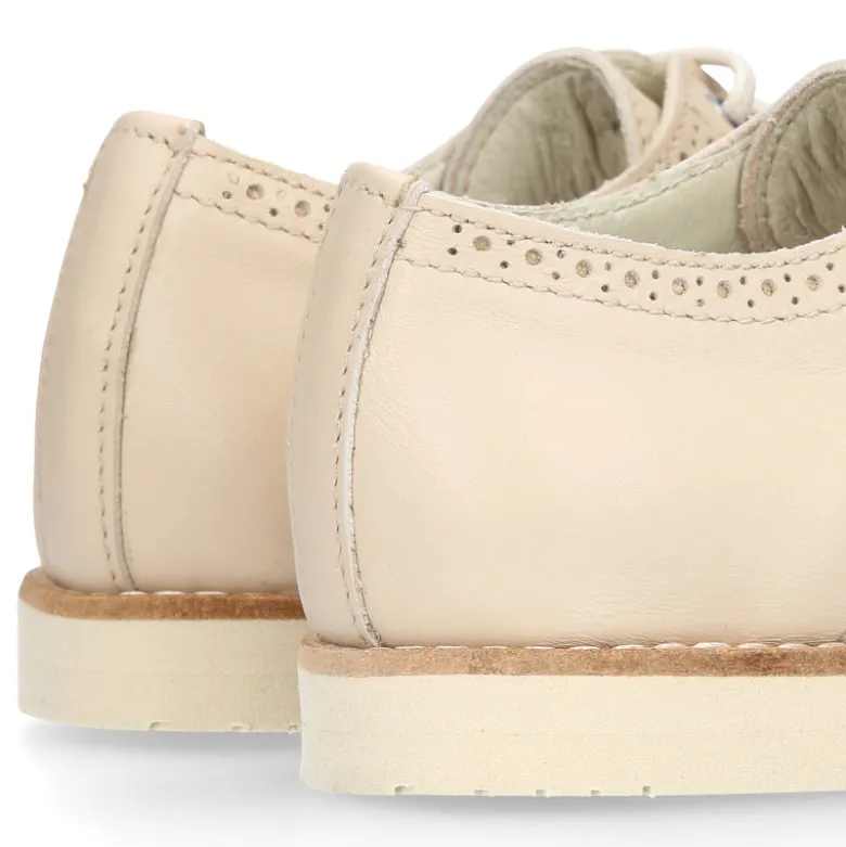 Blucher niño ceremonia con cordones en piel napa beige.