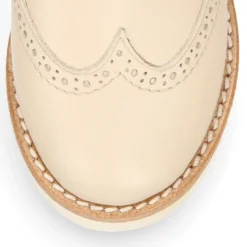 Blucher niño ceremonia con cordones en piel napa beige.