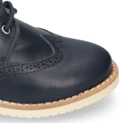 Blucher niño ceremonia con cordones en piel napa marino.