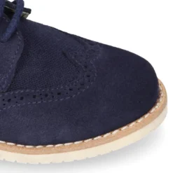 Blucher niño ceremonia con cordones en piel serraje con lino marino.