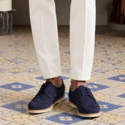 Blucher niño ceremonia con cordones en piel serraje con lino marino.