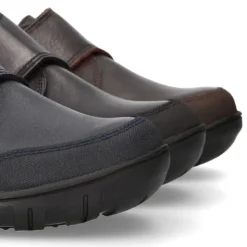 Blucher niño colegial con cierre adherente y puntera reforzada en piel PREMIUM.