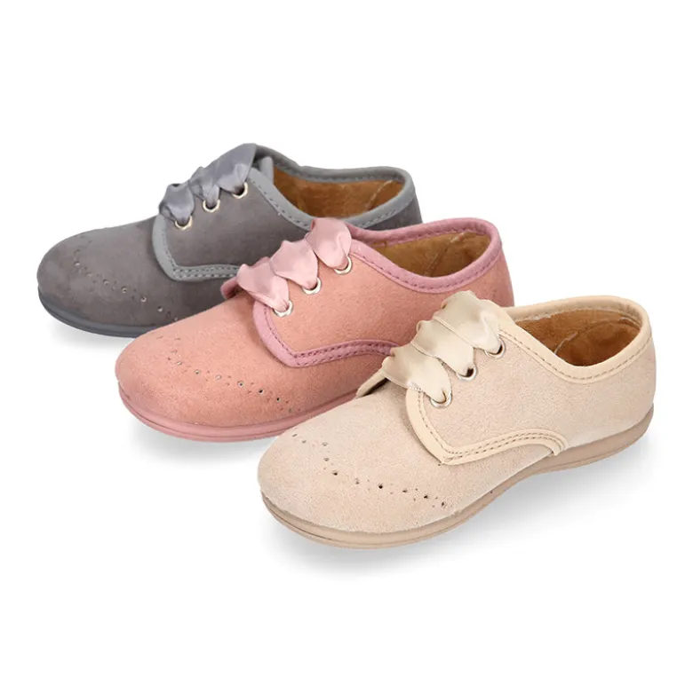 Blucher niños con cordones con lazos y picados en Serratex.