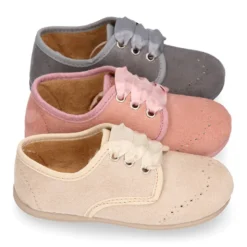 Blucher niños con cordones con lazos y picados en Serratex.