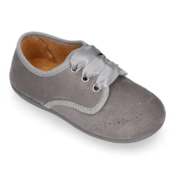 Blucher niños con cordones con lazos y picados en Serratex.