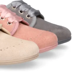 Blucher niños con cordones con lazos y picados en Serratex.