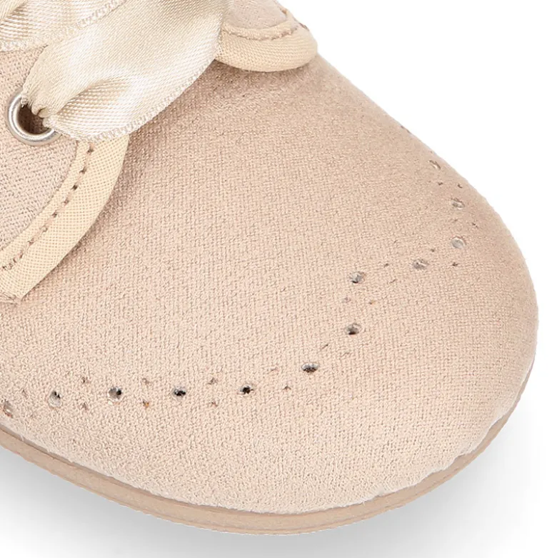 Blucher niños con cordones con lazos y picados en Serratex.