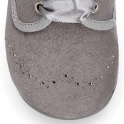 Blucher niños con cordones con lazos y picados en Serratex.