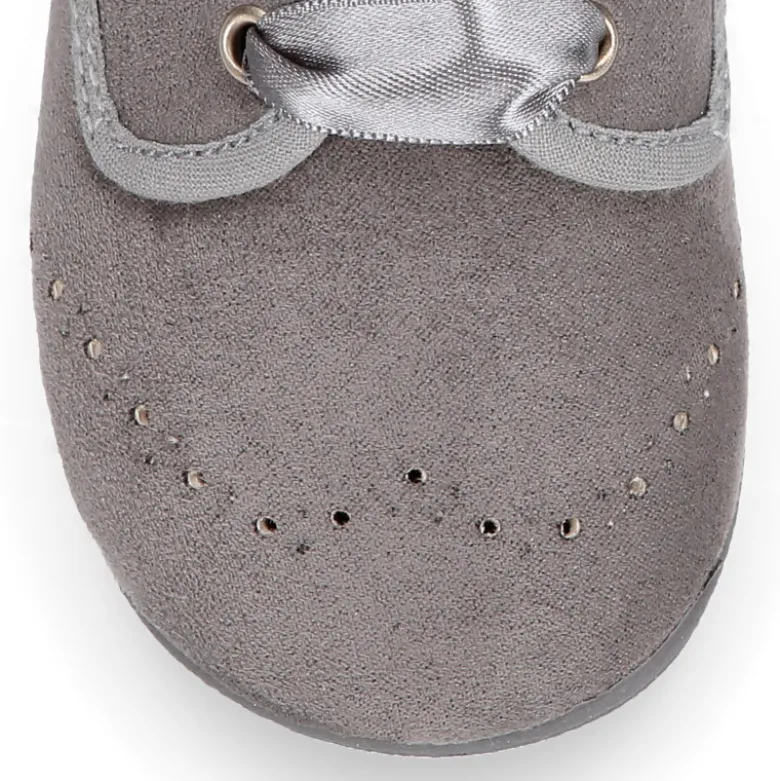 Blucher niños con cordones con lazos y picados en Serratex.