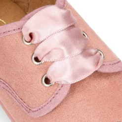 Blucher niños con cordones con lazos y picados en Serratex.