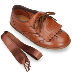 Blucher niños con lengüeta con flecos y picados en piel CUERO.