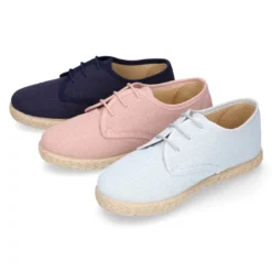 Blucher niños tipo alpargata con cordones en lino en colores pastel.