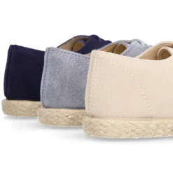 Blucher niños tipo alpargata con cordones en piel serraje.