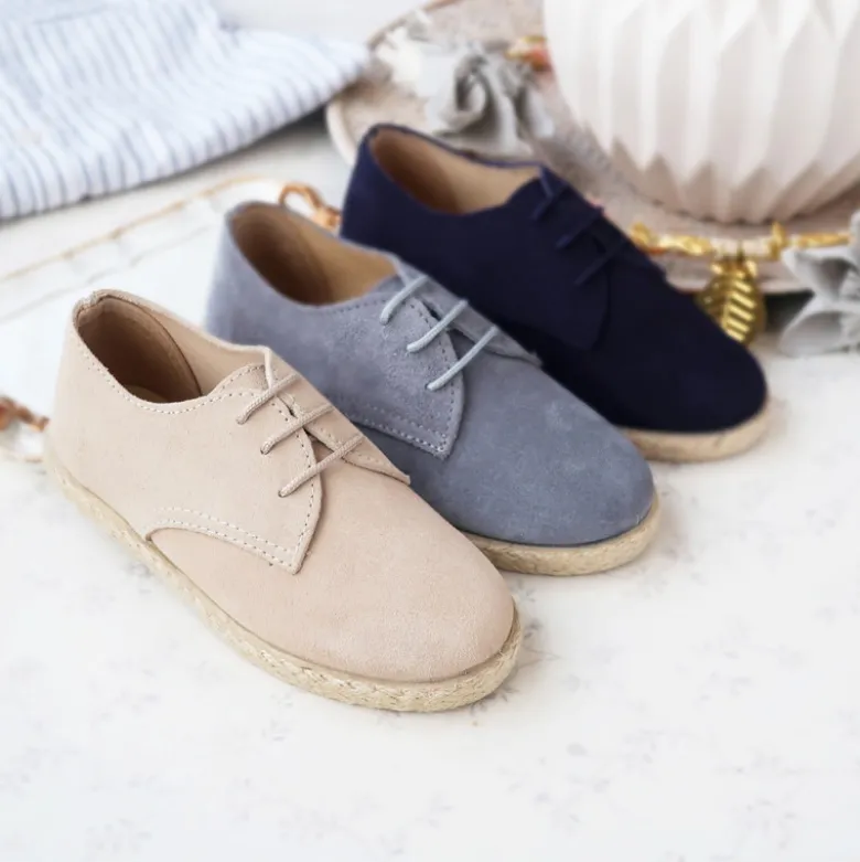 Blucher niños tipo alpargata con cordones en piel serraje.