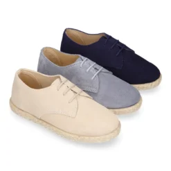 Blucher niños tipo alpargata con cordones en piel serraje.