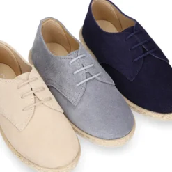 Blucher niños tipo alpargata con cordones en piel serraje.