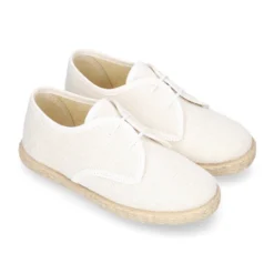 Blucher niños tipo alpargata con cordones en lino blanco.