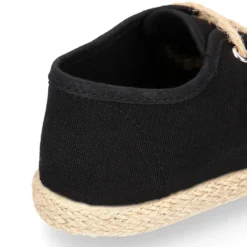 Blucher niño tipo Alpargata con cordones en lona en color negro.