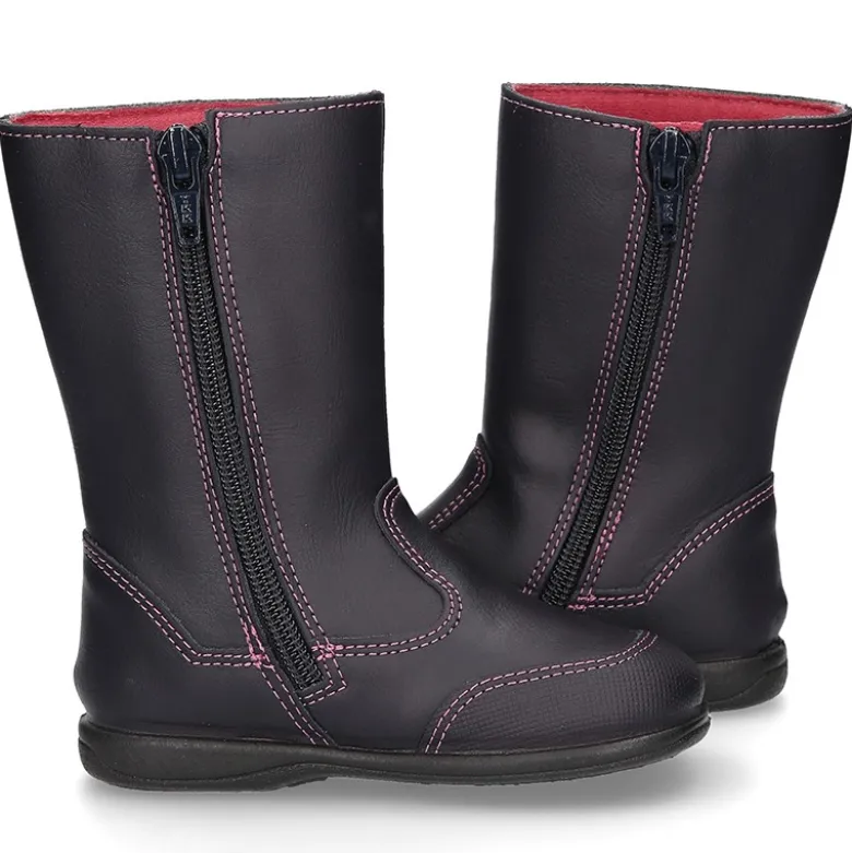 Bota caña alta con MARIPOSA, cremallera y puntera reforzada en piel lavable.