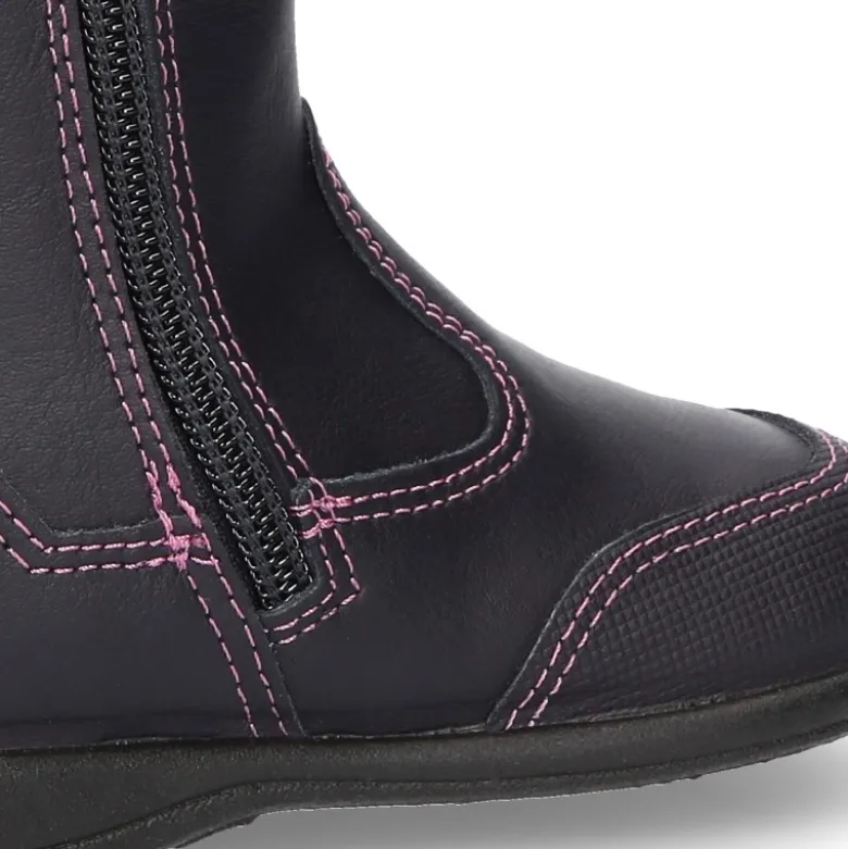 Bota caña alta con MARIPOSA, cremallera y puntera reforzada en piel lavable.